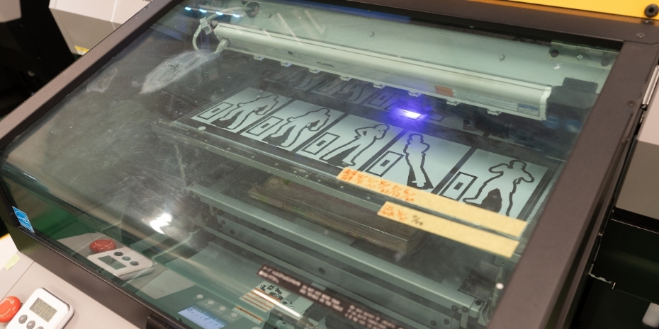 自社工場でレーザー加工・UV印刷を行うため、小ロット・短納期の案件に迅速に対応可能